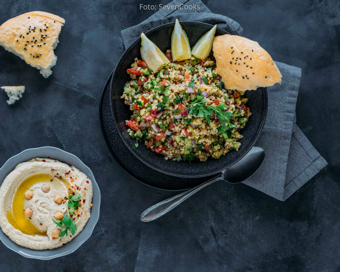 Veganes Rezept: Bulgur-Salat mit Hummus 1