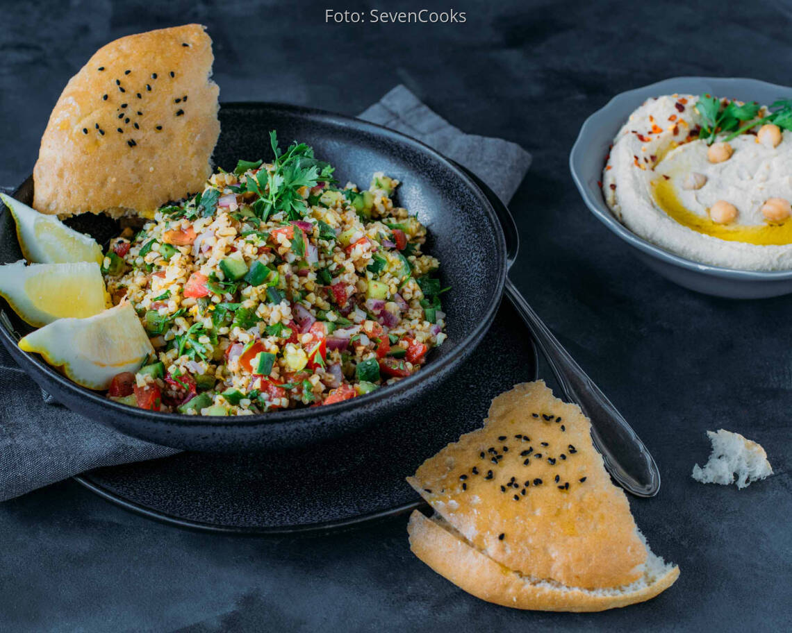Veganes Rezept: Bulgur-Salat mit Hummus 3