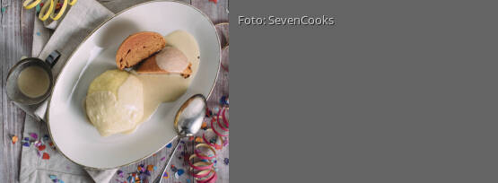 Rezeptbild für "Bunte Dampfnudeln mit Vanillesoße"