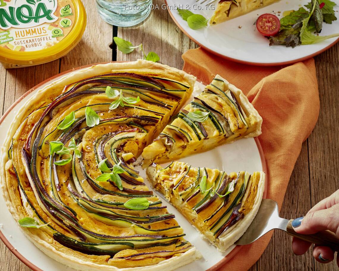 Veganes Rezept: Bunte Gemüsequiche mit Hummus Süßkartoffel-Kürbis und Pflücksalat von NOA