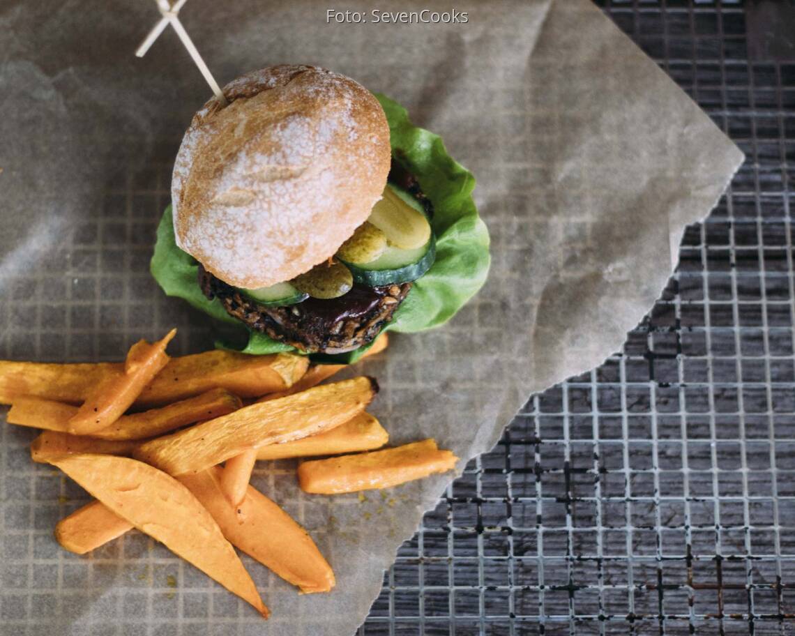 Veganes Rezept: Burger mit schwarzem Bohnen-Patty und Süßkartoffelpommes 1