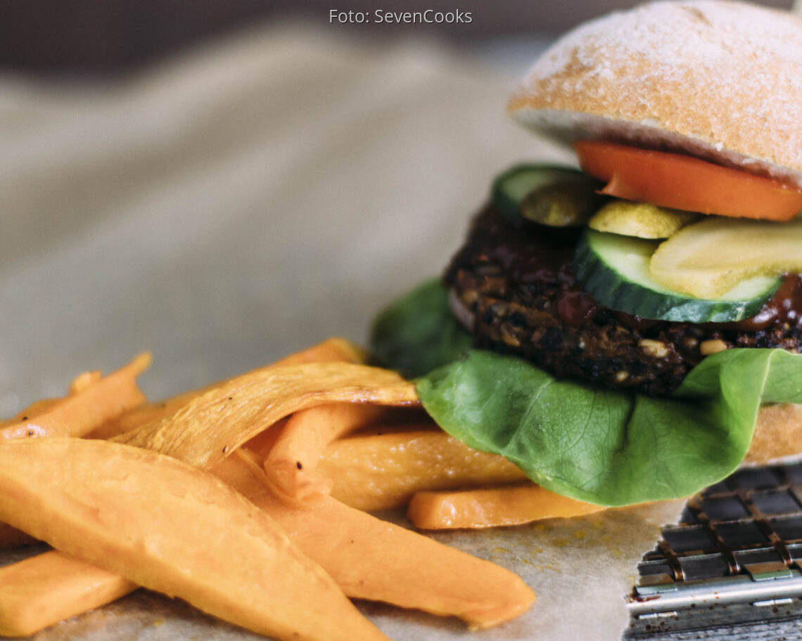 Veganes Rezept: Burger mit schwarzem Bohnen-Patty und Süßkartoffelpommes 2
