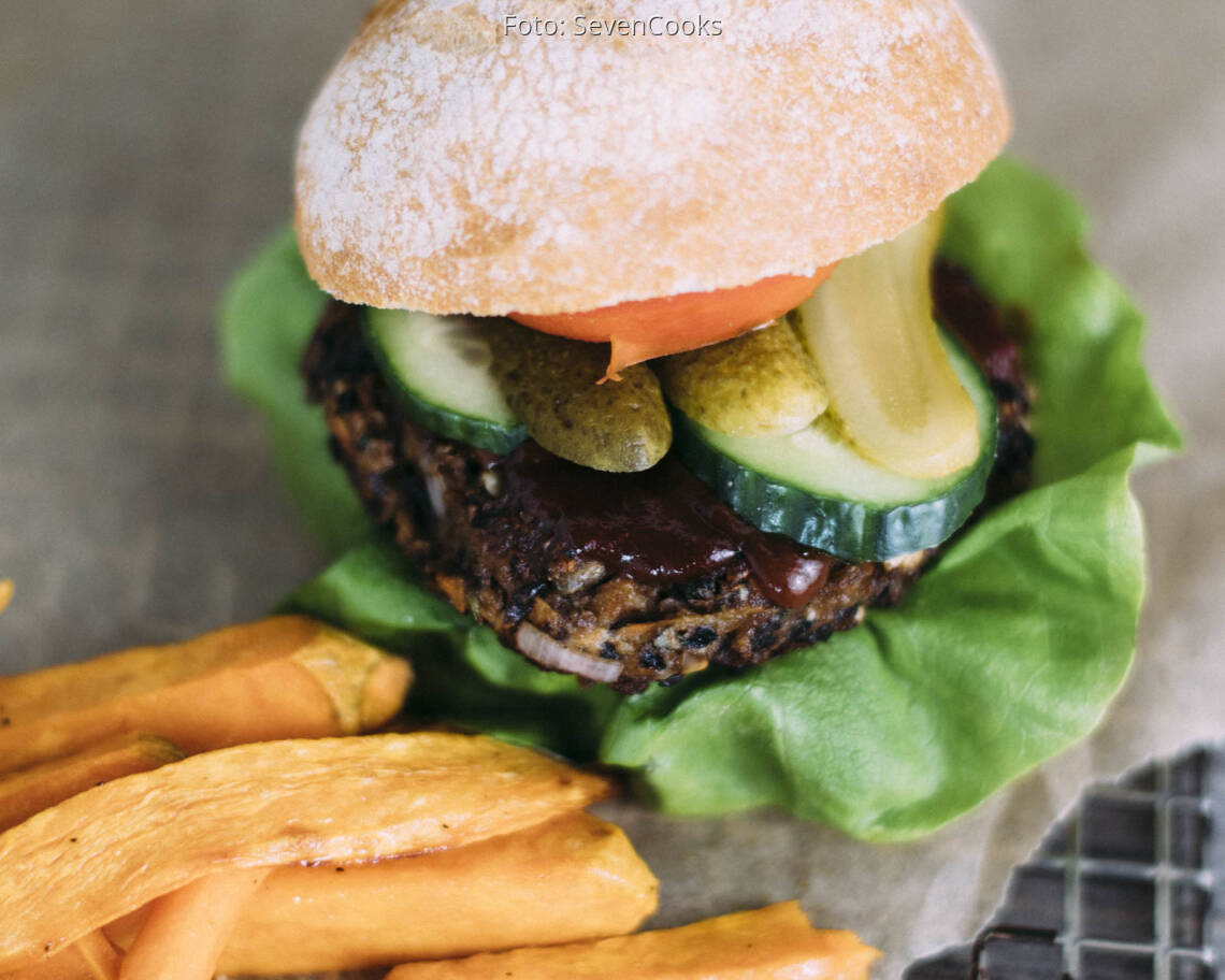 Veganes Rezept: Burger mit schwarzem Bohnen-Patty und Süßkartoffelpommes 3