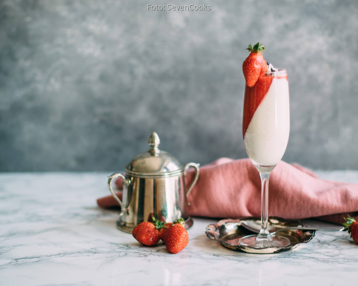 Veganes Rezept: Cashew Panna Cotta mit Erdbeer-Mousse