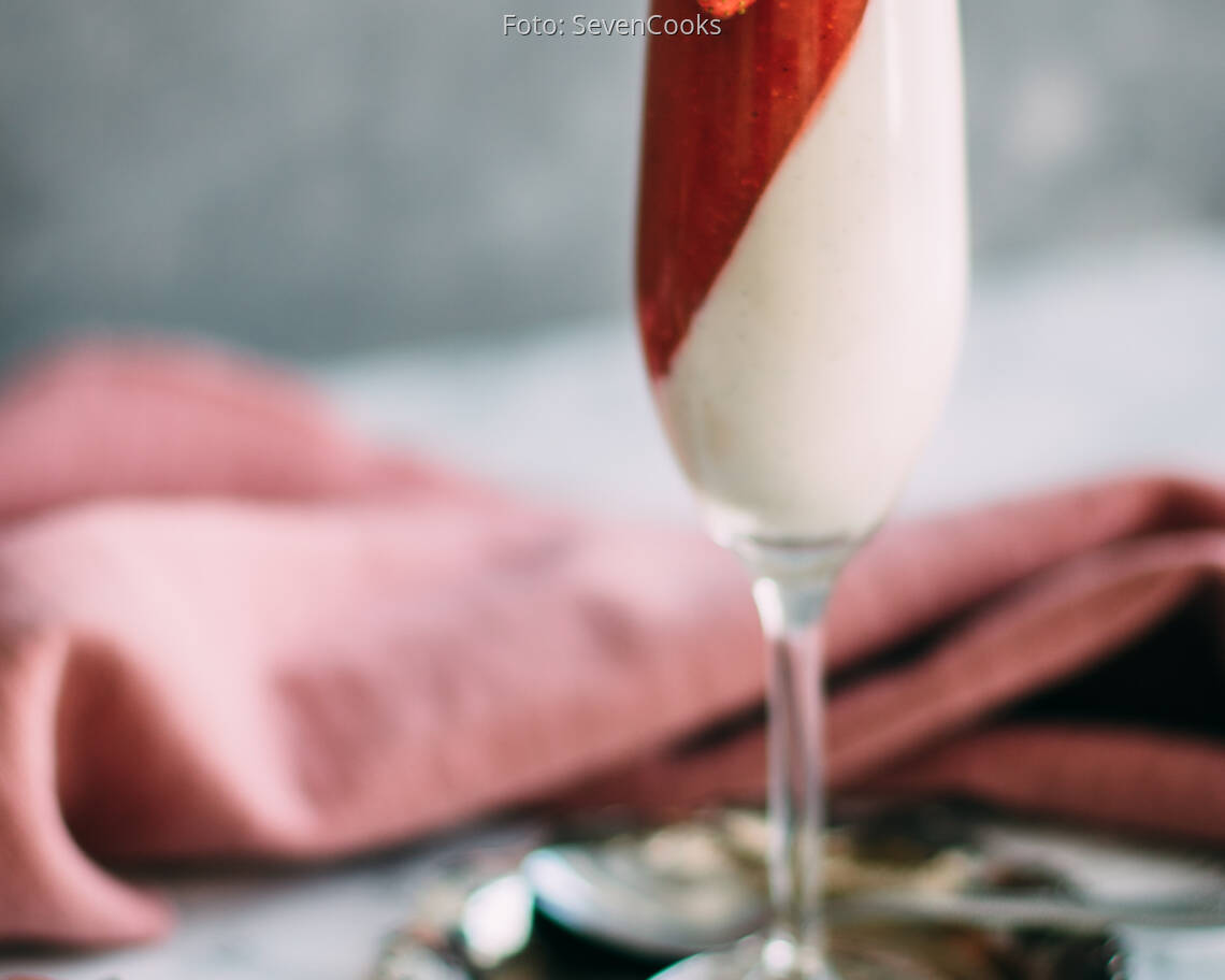 Veganes Rezept: Cashew Panna Cotta mit Erdbeer-Mousse