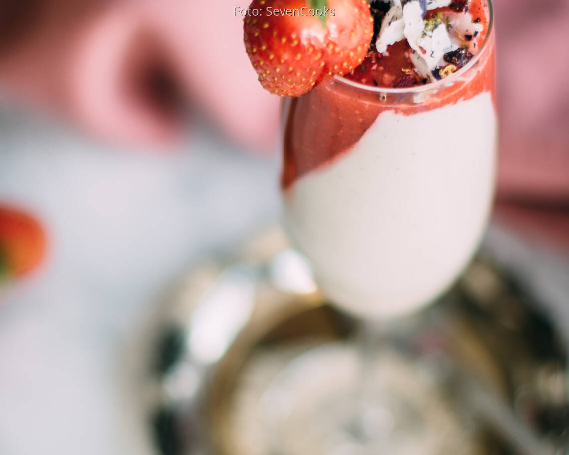 Veganes Rezept: Cashew Panna Cotta mit Erdbeer-Mousse