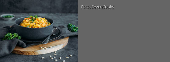 Rezeptbild für "Cremige Penne mit Hokkaidokürbis und Pinienkernen"