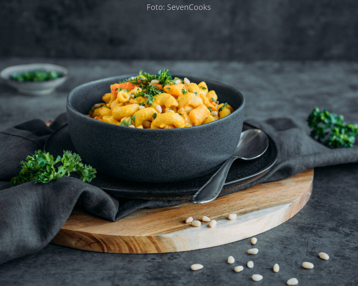 Veganes Rezept: Cremige Penne mit Hokkaidokürbis und Pinienkernen 1