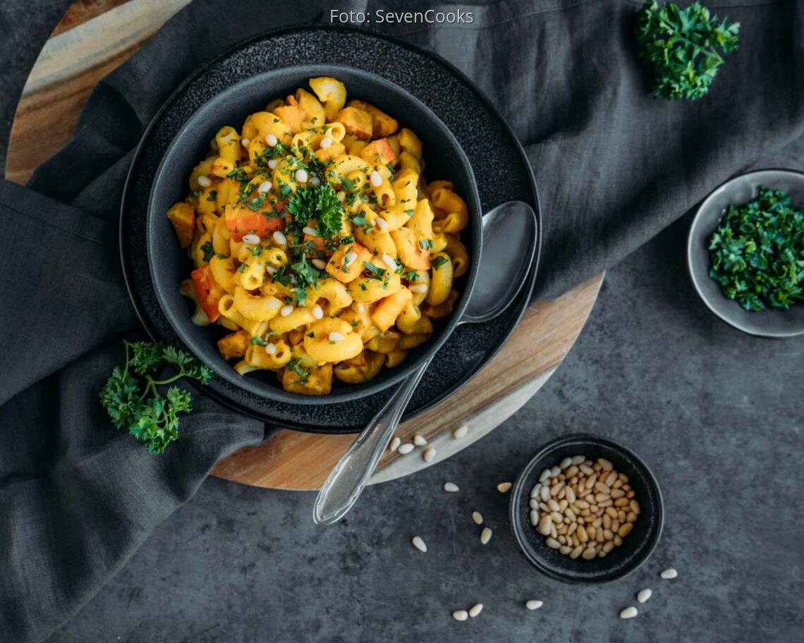 Veganes Rezept: Cremige Penne mit Hokkaidokürbis und Pinienkernen 2