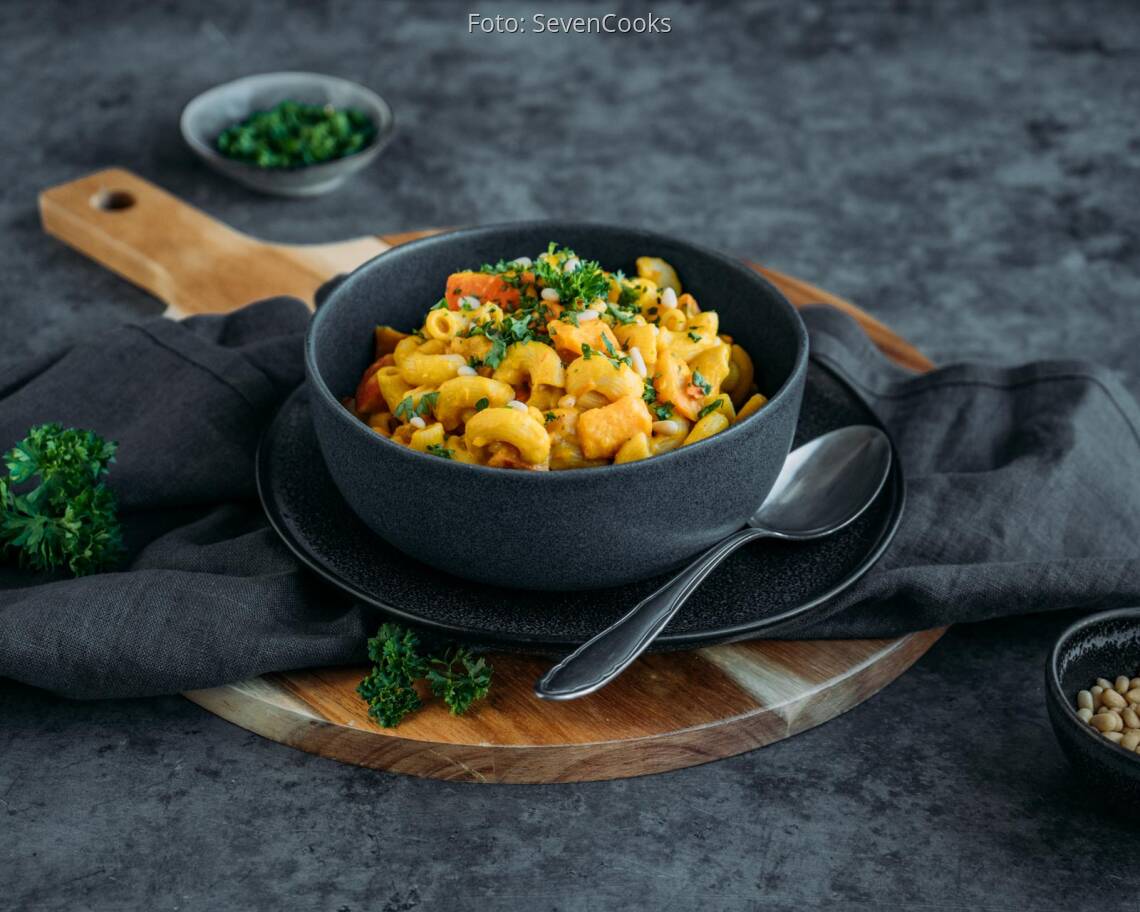 Veganes Rezept: Cremige Penne mit Hokkaidokürbis und Pinienkernen 3