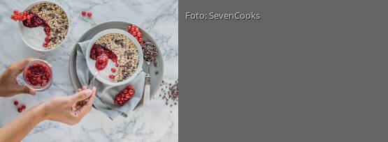 Rezeptbild für "Cremiger Frühstücksjoghurt mit Johannisbeer-Konfitüre"