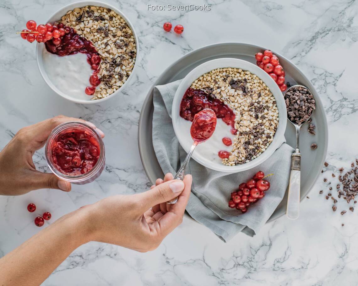 Veganes Rezept: Cremiger Frühstücksjoghurt mit Johannisbeer-Konfitüre 1