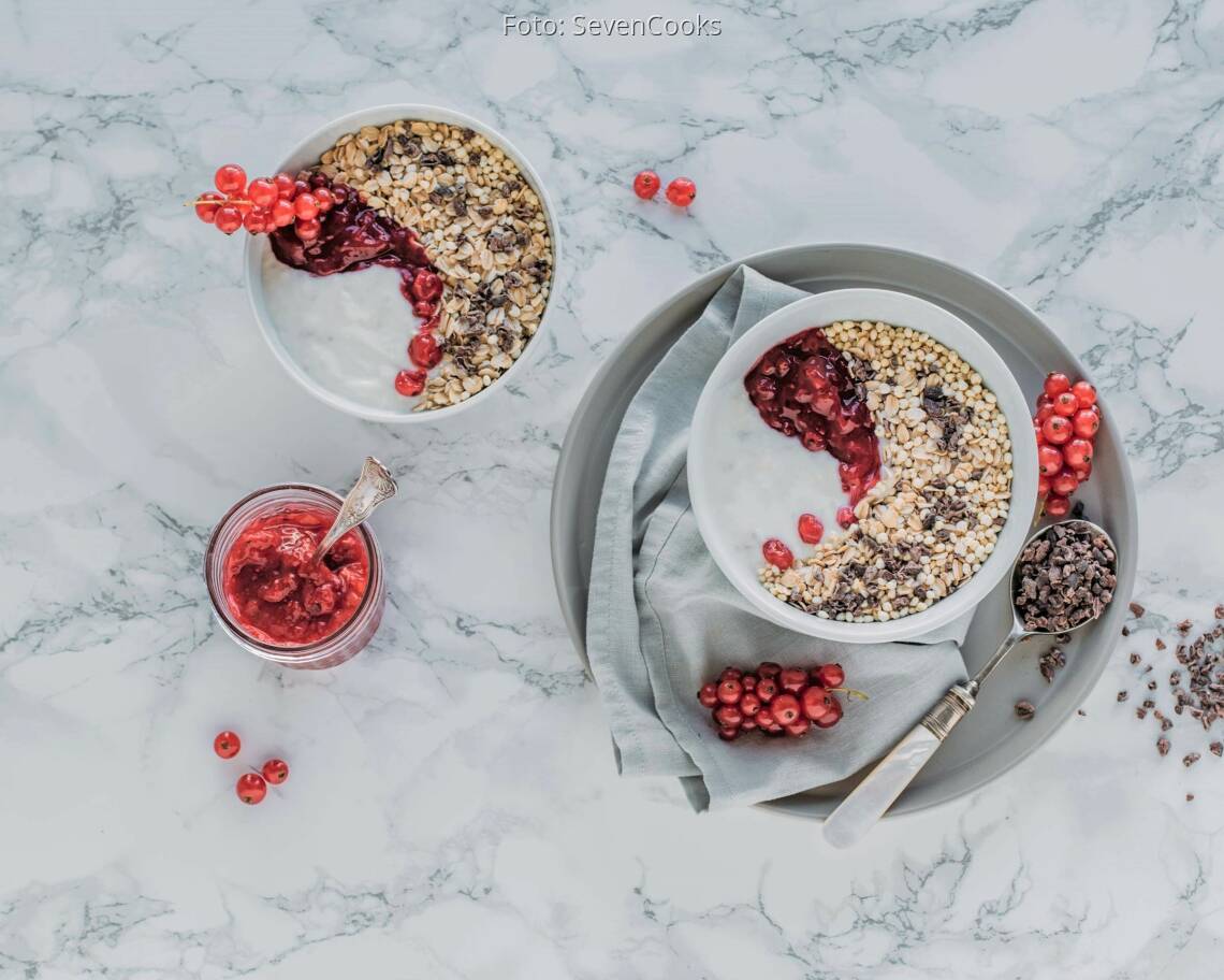 Veganes Rezept: Cremiger Frühstücksjoghurt mit Johannisbeer-Konfitüre 2