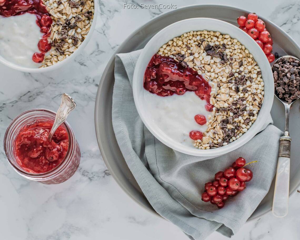 Veganes Rezept: Cremiger Frühstücksjoghurt mit Johannisbeer-Konfitüre 3