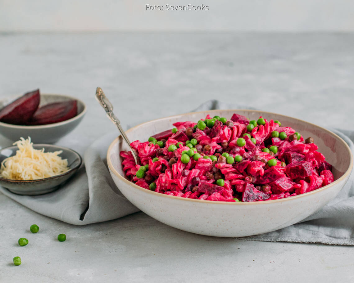 Veganes Rezept: Dinkel Spiralen mit veganer Rote-Bete-Frischkäsesauce 3