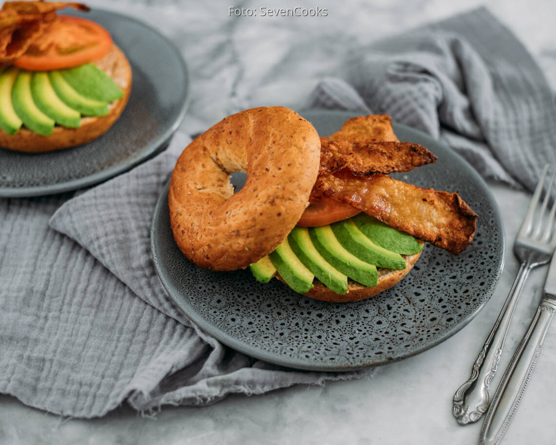 Veganes Rezept: Dinkelbagel mit veganem Speck und Avocado 2