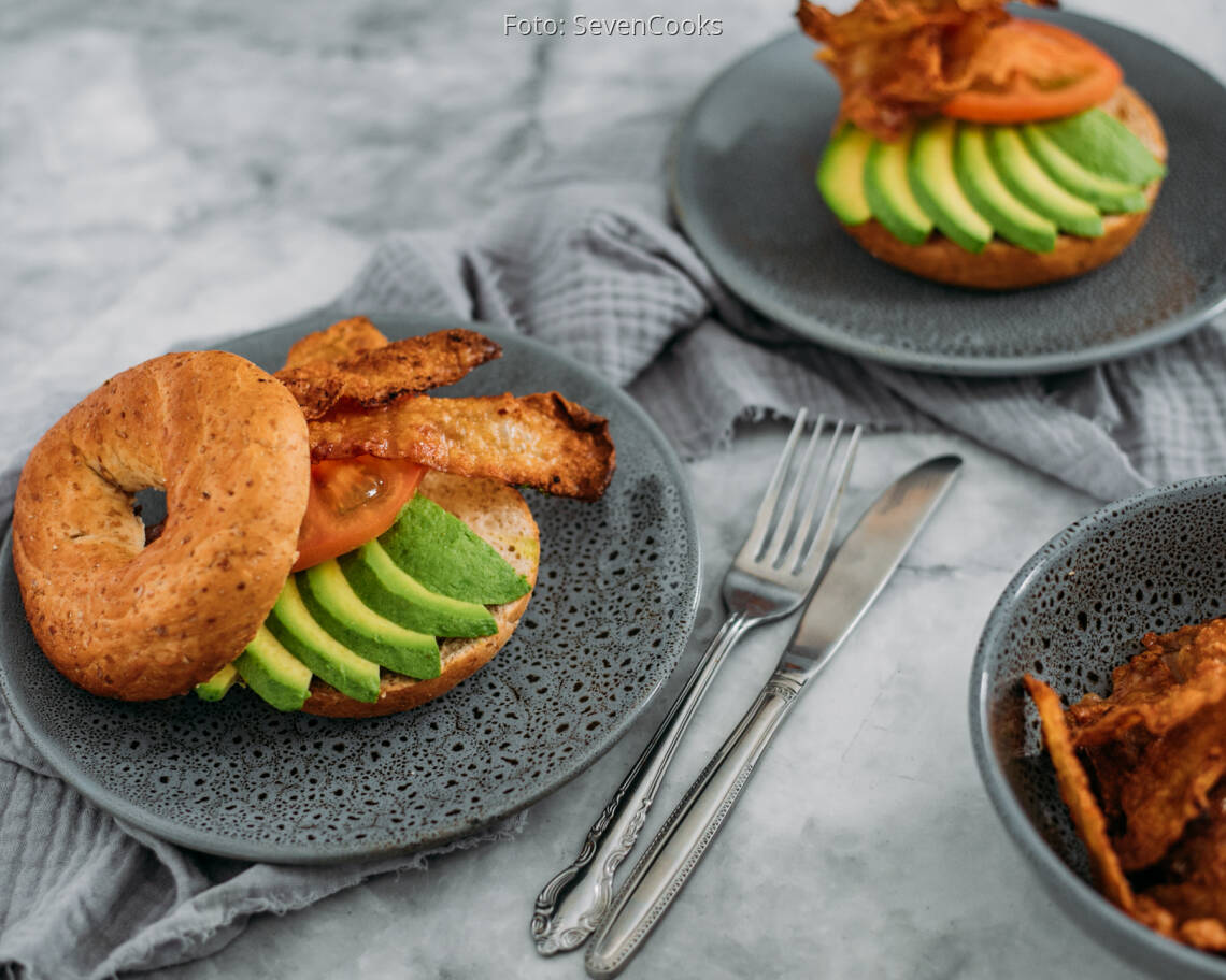 Veganes Rezept: Dinkelbagel mit veganem Speck und Avocado