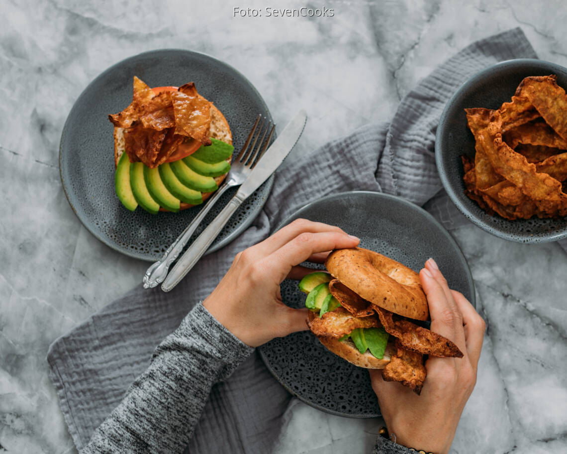 Veganes Rezept: Dinkelbagel mit veganem Speck und Avocado 3