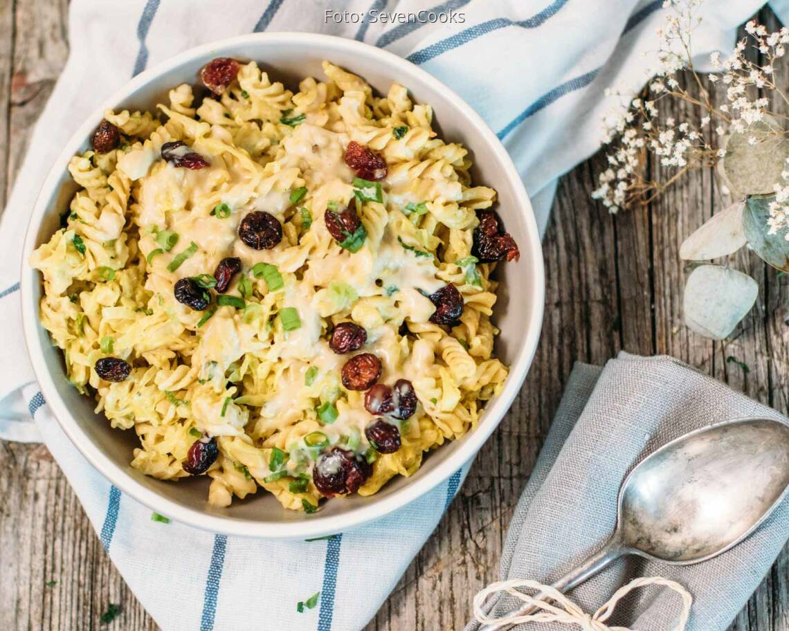 Veganes Rezept: Dinkel-Pasta mit Spitzkohl und cremiger Cashewsauce_1