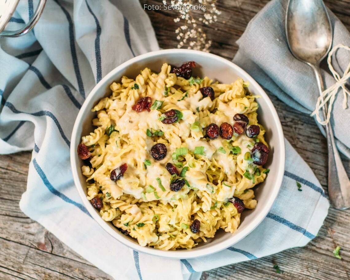 Veganes Rezept: Dinkel-Pasta mit Spitzkohl und cremiger Cashewsauce_2