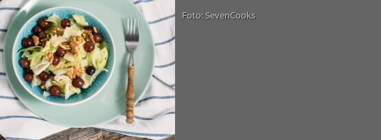 Rezeptbild für "Eisbergsalat mit Walnüssen, Weintrauben und Himbeervinaigrette"