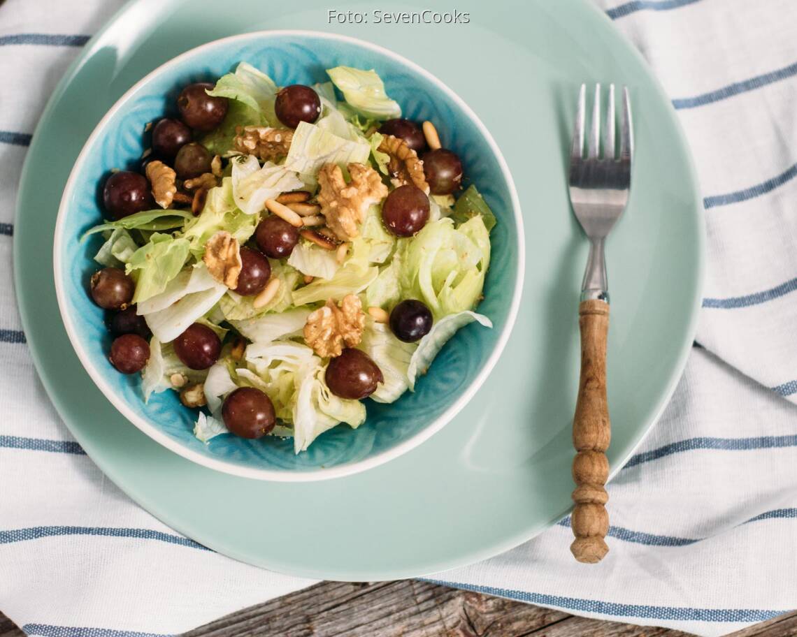 Veganes Rezept: Eisbergsalat mit Walnüssen, Weintrauben und Himbeervinaigrette_1