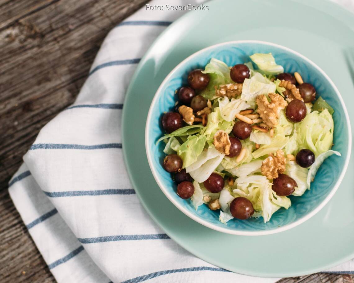 Veganes Rezept: Eisbergsalat mit Walnüssen, Weintrauben und Himbeervinaigrette_2