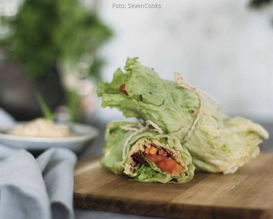 Veganes Rezept: Eisbergsalat-Wraps mit Couscousfüllung