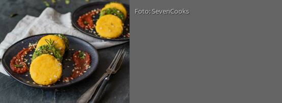 Rezeptbild für "Erbsenbratlinge mit Polenta-Talern an Tomaten-Sugo"