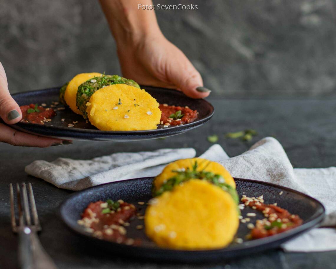 Veganes Rezept: Erbsenbratlinge mit Polenta-Talern an Tomaten-Sugo 2