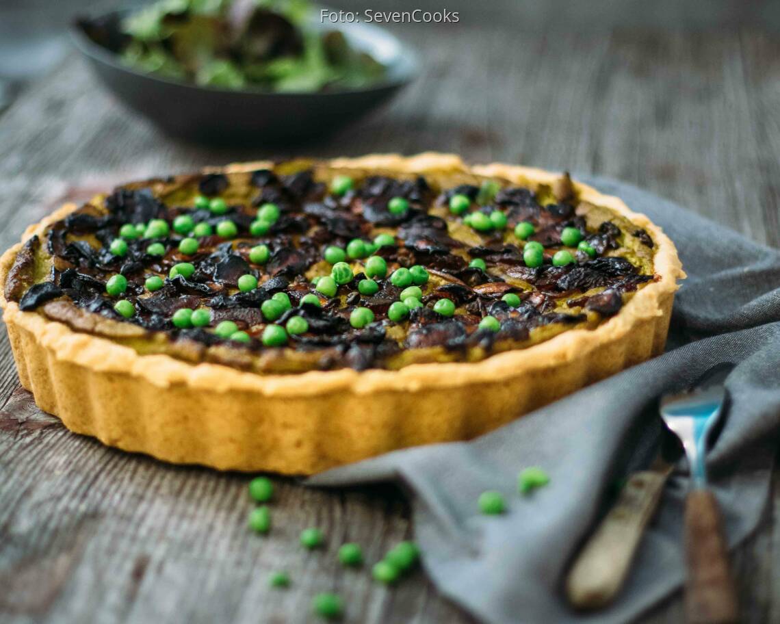 Veganes Rezept: Erbsenquiche mit Balsamico-Champignons und getrockneten Aprikosen