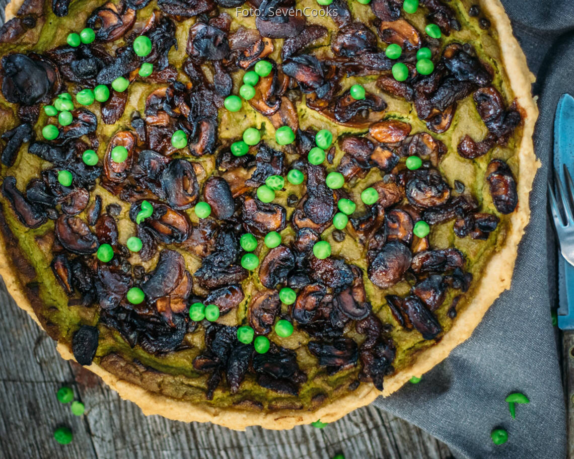 Veganes Rezept: Erbsenquiche mit Balsamico-Champignons und getrockneten Aprikosen