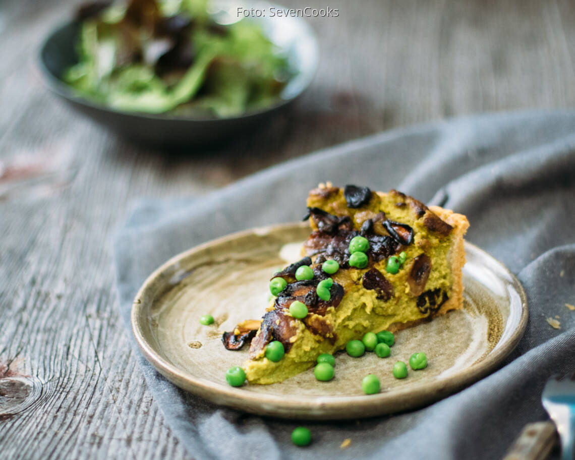 Veganes Rezept: Erbsenquiche mit Balsamico-Champignons und getrockneten Aprikosen