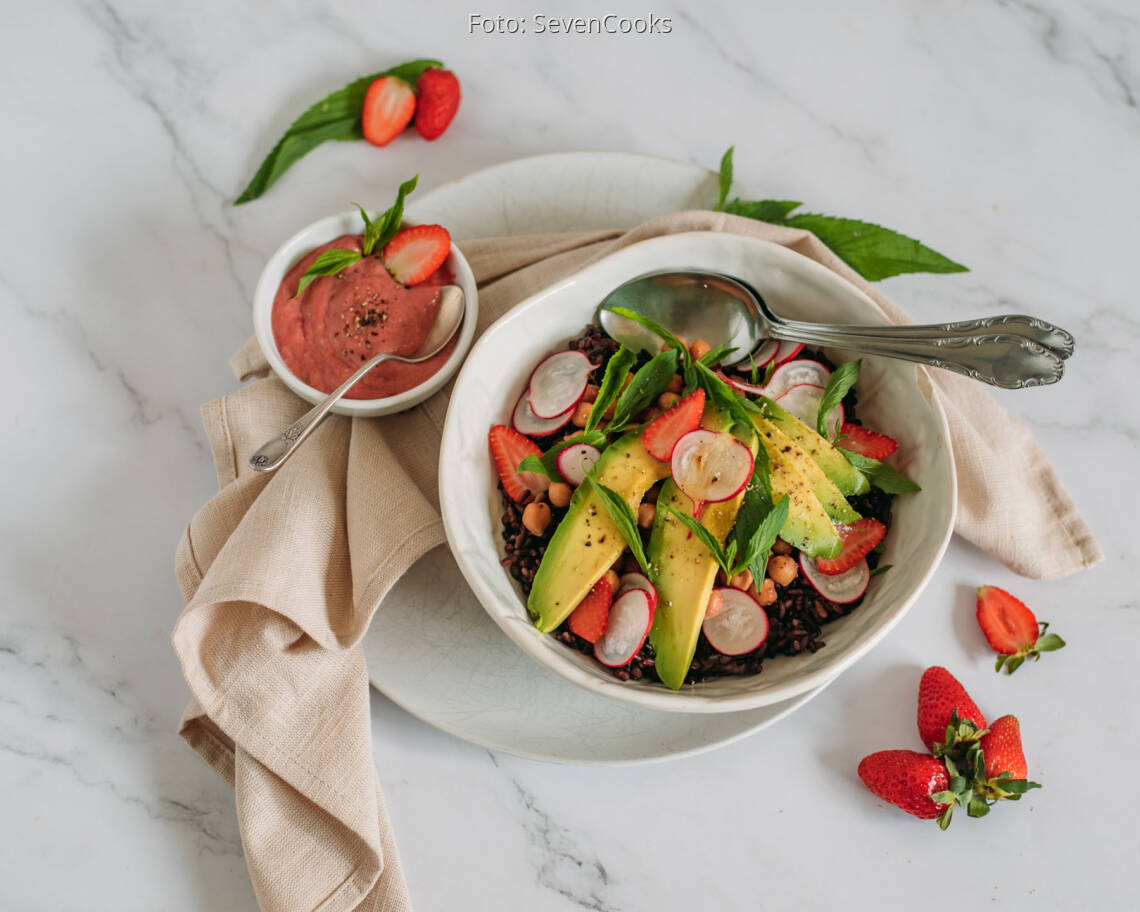 Veganes Rezept: Erdbeer-Bowl mit schwarzem Reis
