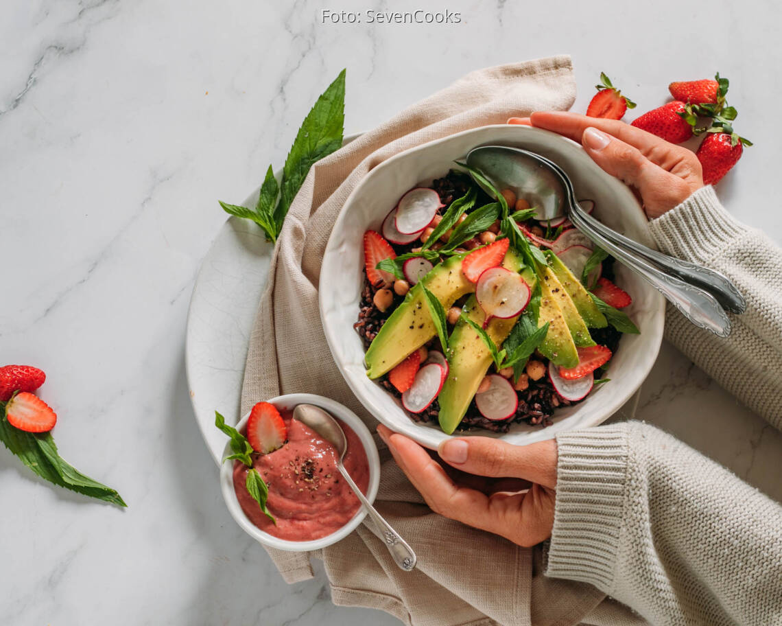 Veganes Rezept: Erdbeer-Bowl mit schwarzem Reis
