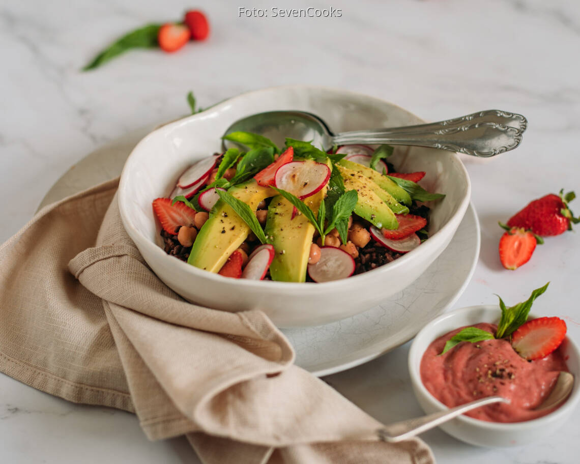 Veganes Rezept: Erdbeer-Bowl mit schwarzem Reis