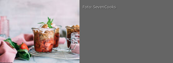 Rezeptbild für "Erdbeercrumble im Glas mit Vanillequark-Topping"