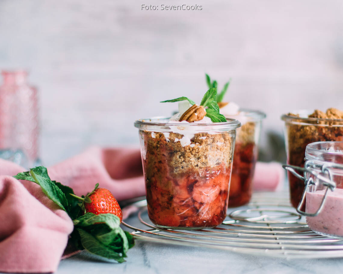 Veganes Rezept: Erdbeercrumble im Glas mit Vanillequark-Topping