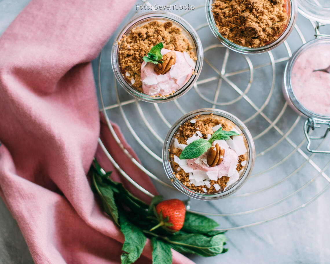 Veganes Rezept: Erdbeercrumble im Glas mit Vanillequark-Topping