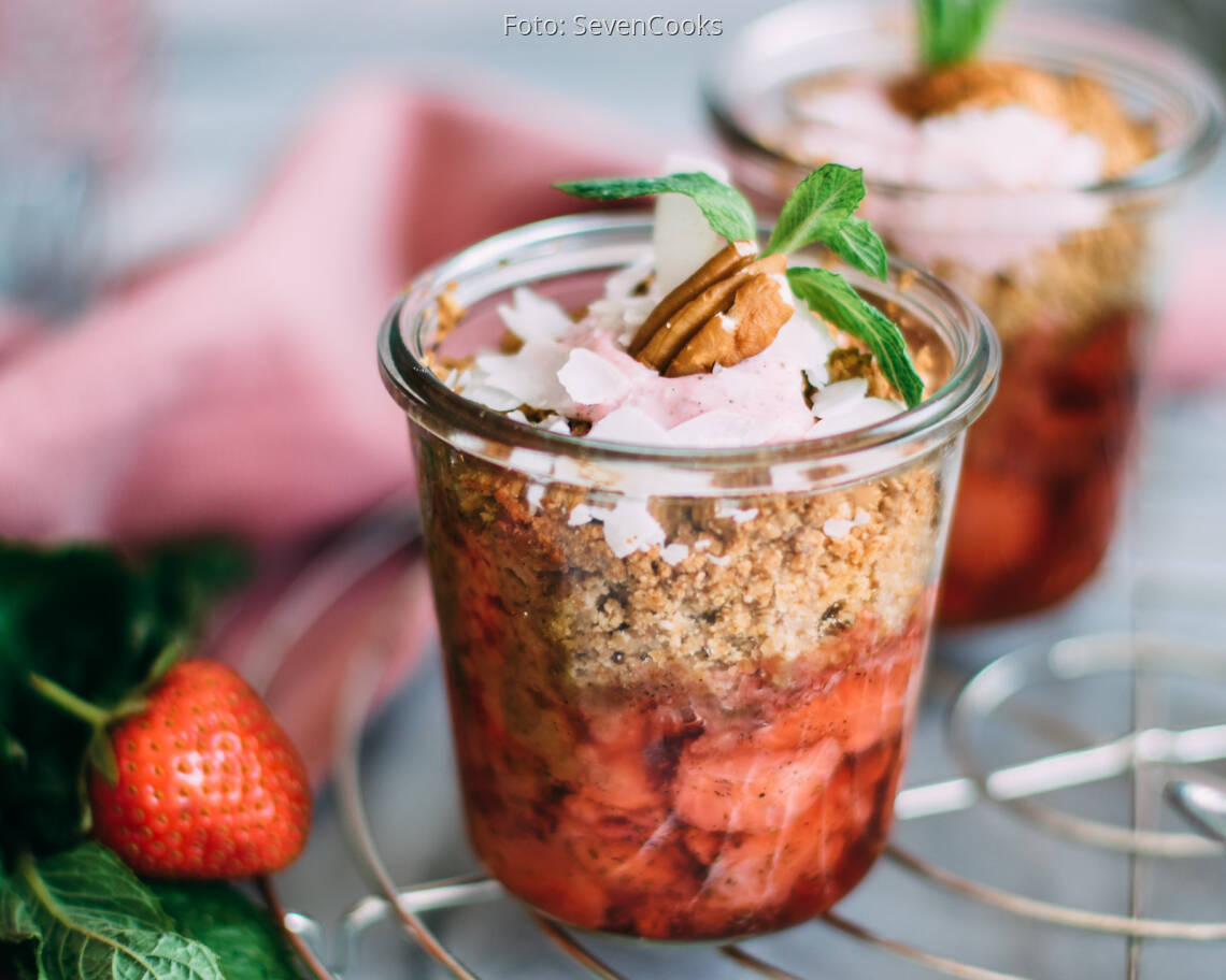 Veganes Rezept: Erdbeercrumble im Glas mit Vanillequark-Topping