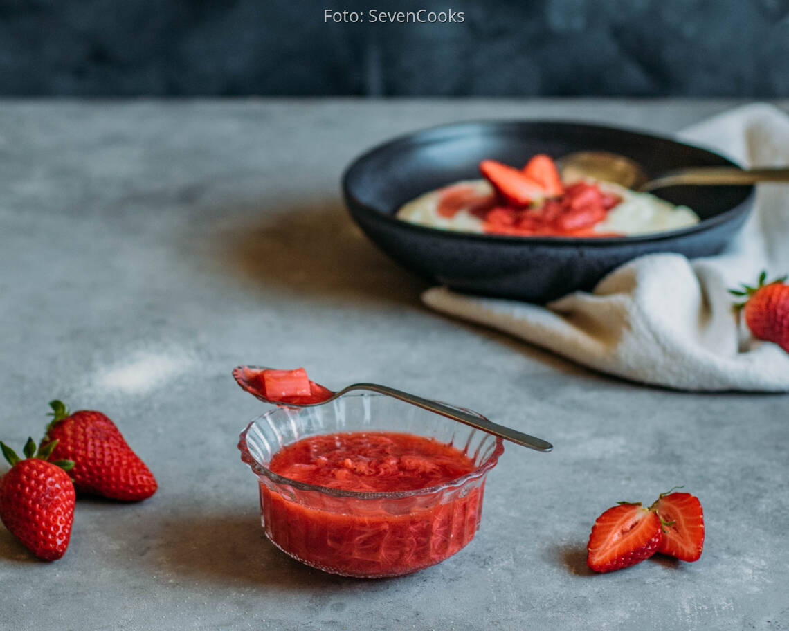 Veganes Rezept: Erdbeer-Rhabarber Kompott