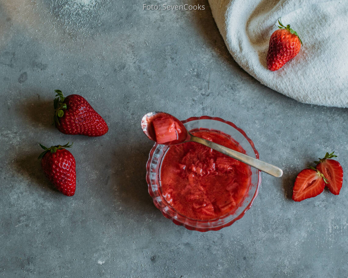 Veganes Rezept: Erdbeer-Rhabarber Kompott