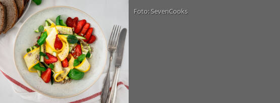 Rezeptbild für "Erdbeersalat mit bunter Zucchini"