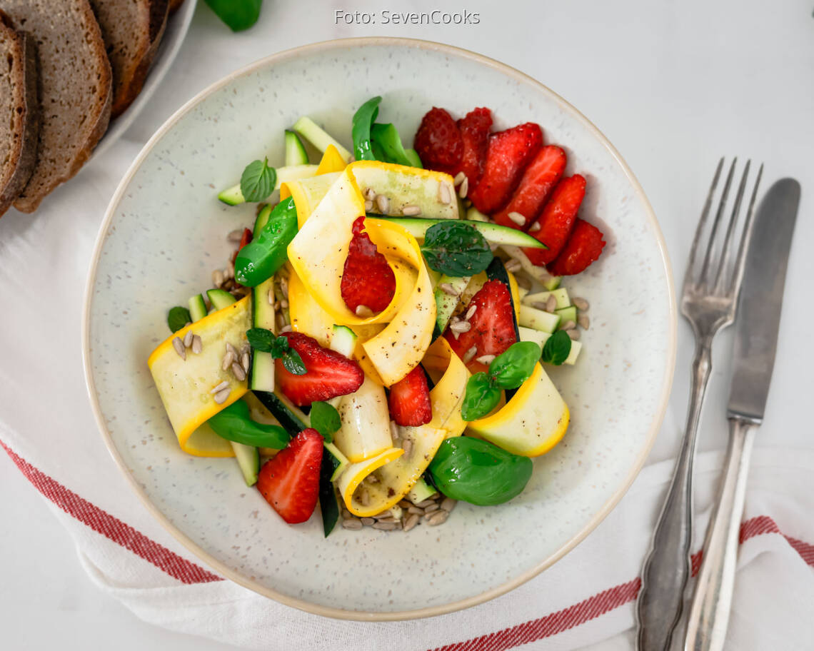 Veganes Rezept: Erdbeersalat mit bunter Zucchini 1