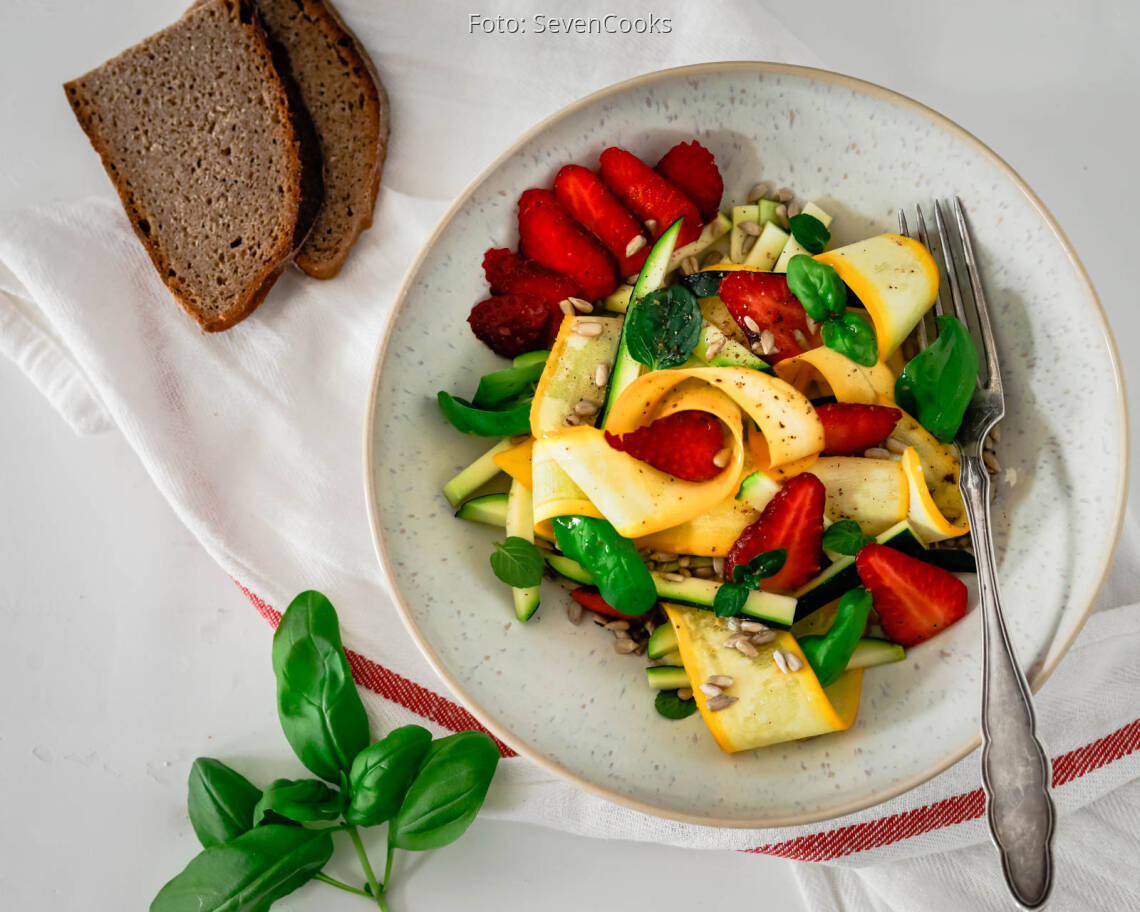 Veganes Rezept: Erdbeersalat mit bunter Zucchini 2