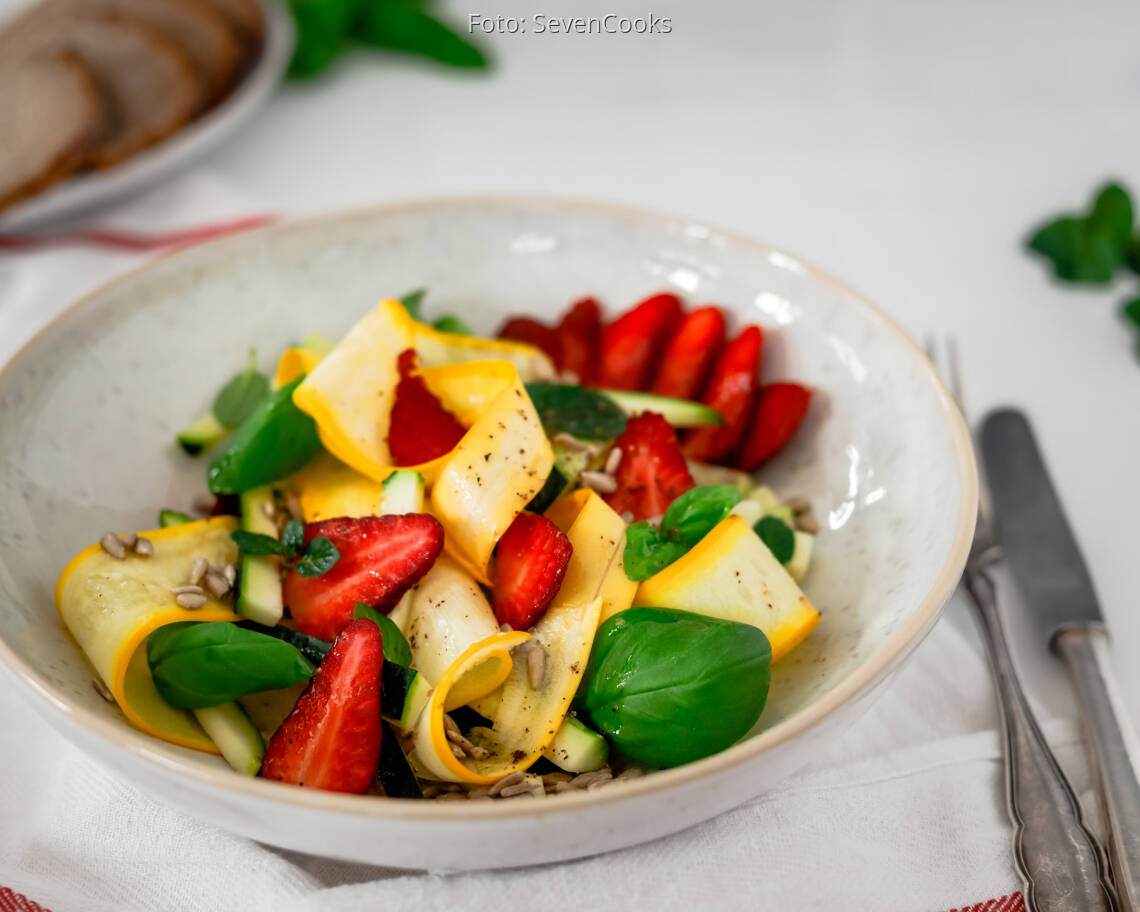Veganes Rezept: Erdbeersalat mit bunter Zucchini 3
