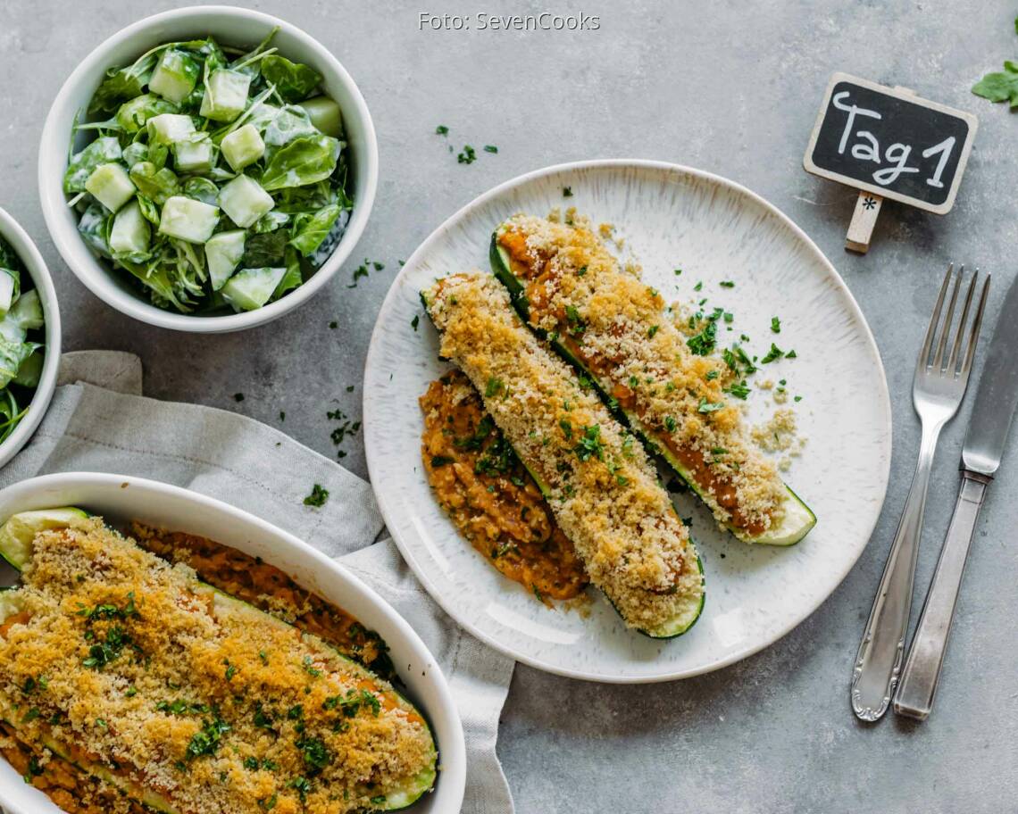 Veganes Rezept: Family Meal-Prep 1: Zucchinischiffchen mit Linsenfüllung_1_Schild