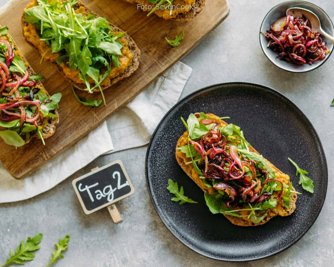 Veganes Rezept: Family Meal-Prep 2: Sandwich mit Linsencreme und Balsamico-Zwiebeln_1_Schild