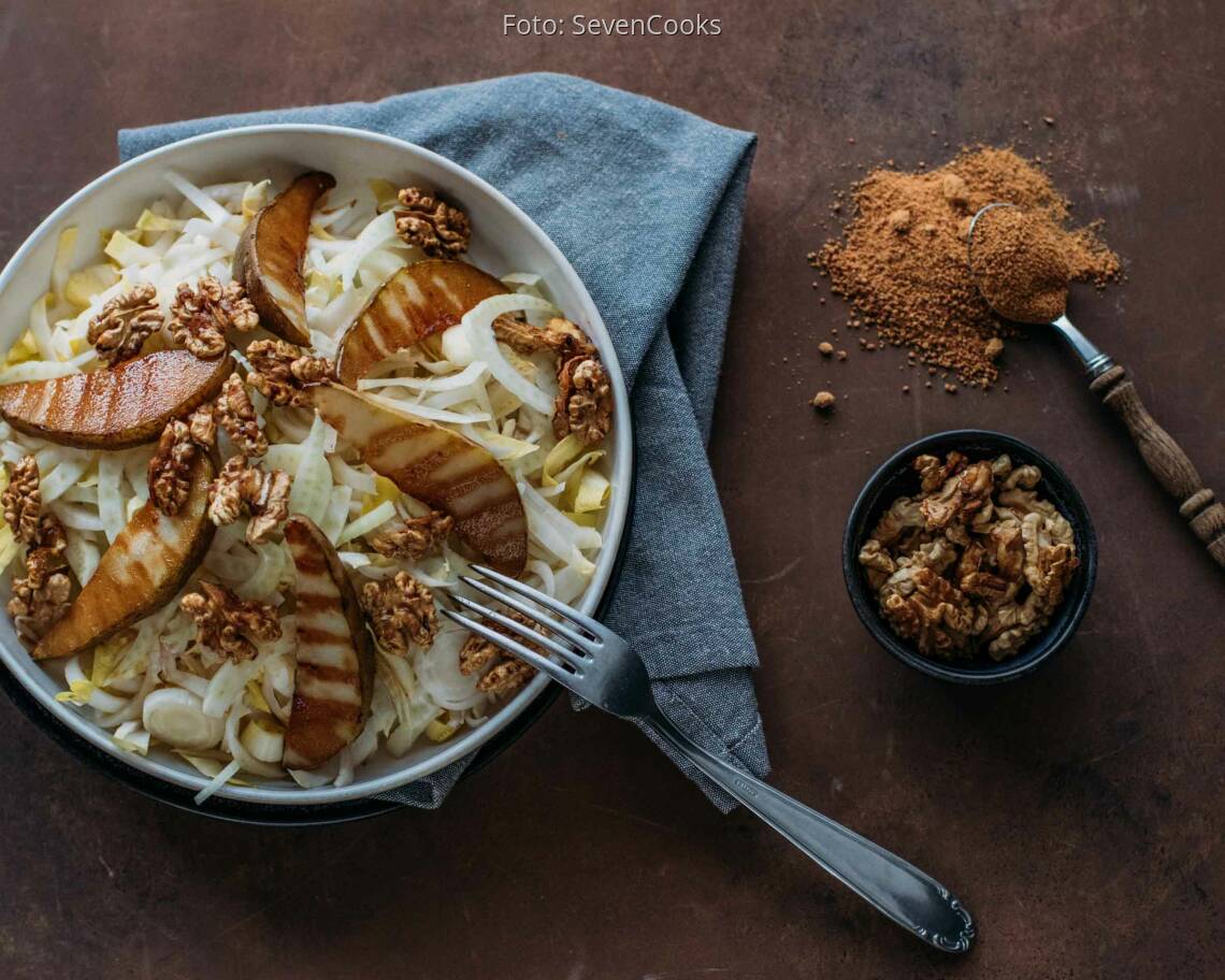 Veganes Rezept: Fenchel Chicorée Salat mit karamellisierten Walnüssen und Birnen