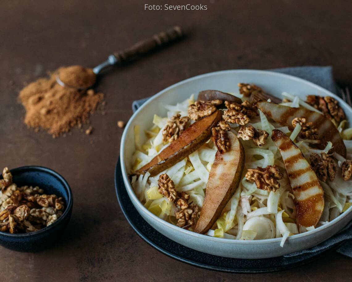 Veganes Rezept: Fenchel Chicorée Salat mit karamellisierten Walnüssen und Birnen